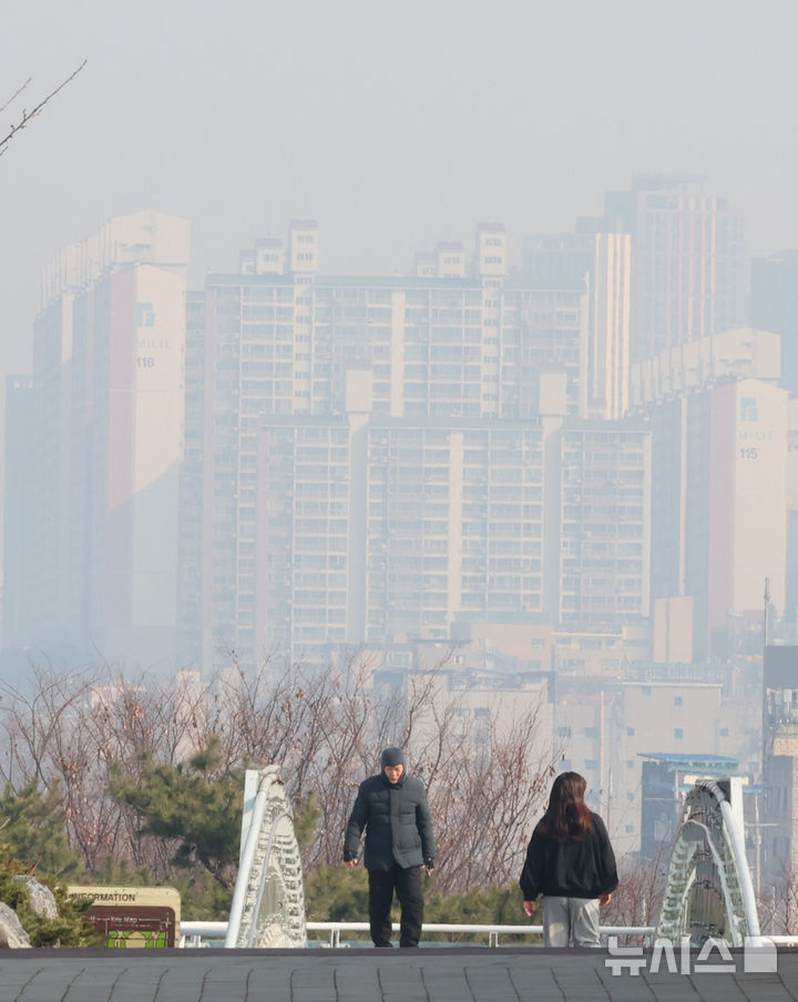 [인천=뉴시스] 전진환 기자 = 초미세먼지가 매우 나쁨을 보인 17일 인천 남동구에서 바라본 도심이 뿌옇게 보이고 있다. 2026.03.17. amin2@newsis.com
