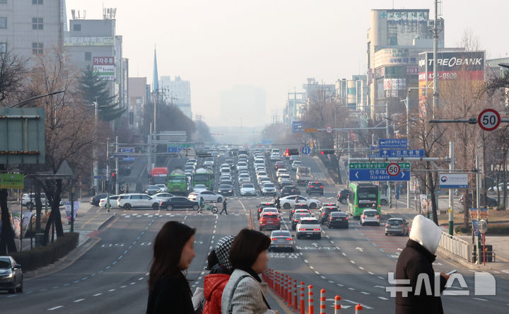 [인천=뉴시스] 전진환 기자 = 초미세먼지가 매우 나쁨을 보인 17일 인천 남동구 길병원 인근에서 바라본 도심이 뿌옇게 보이고 있다. 2026.03.17. amin2@newsis.com