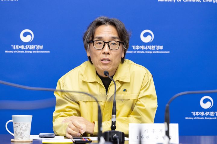 [서울=뉴시스] 금한승 기후에너지환경부 1차관이 17일 서울 서초구 한강홍수통제소에서 수도권과 충남 지역 고농도 초미세먼지 비상저감조치 시행에 따른 관계 부처 및 지방정부 합동 점검회의를 영상으로 주재하고 있다. (사진=기후에너지환경부 제공) 2026.03.17. photo@newsis.com *재판매 및 DB 금지