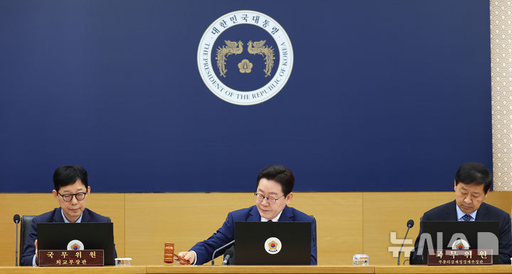 [세종=뉴시스] 고범준 기자 = 이재명 대통령이 17일 세종시 정부세종청사에서 열린 국무회의에서 의사봉을 두드리며 개회 선언을 하고 있다. 2026.03.17. bjko@newsis.com