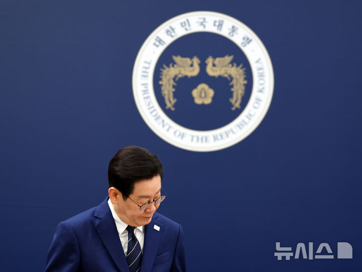 [세종=뉴시스] 고범준 기자 = 이재명 대통령이 17일 세종시 정부세종청사에서 열린 국무회의에 입장하고 있다. 2026.03.17. bjko@newsis.com