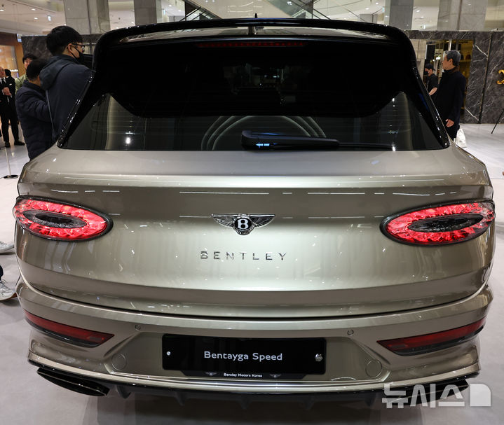 [성남=뉴시스] 최진석 기자 = 17일 경기 성남 현대백화점 판교점 벤틀리서울 팝업 부스에서 열린 벤틀리 더 뉴 벤테이가 스피드 미디어 행사에서 벤틀리 더 뉴 벤테이가 스피드가 공개되고 있다. 더 뉴 벤테이가 스피드는 벤테이가 라인업의 최상위 고성능 모델로 4.0리터(L) V8 트윈 터보 엔진을 답재, 최고 출력은 650마력(PS)에 달한다. 2026.03.17. myjs@newsis.com