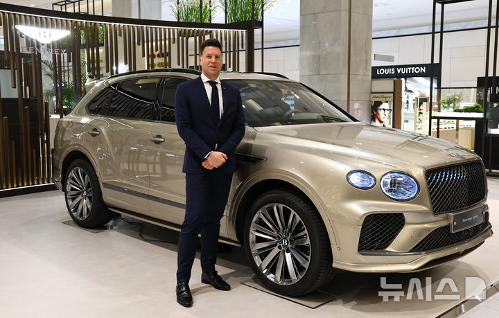 [성남=뉴시스] 최진석 기자 = 크리스티안 슐릭 벤틀리모터스코리아 총괄상무가 17일 경기 성남 현대백화점 판교점 벤틀리서울 팝업 부스에서 열린 벤틀리 더 뉴 벤테이가 스피드 미디어 행사에서 더 뉴 벤테이가 스피드와 함께 포즈를 취하고 있다. 더 뉴 벤테이가 스피드는 벤테이가 라인업의 최상위 고성능 모델로 4.0리터(L) V8 트윈 터보 엔진을 답재, 최고 출력은 650마력(PS)에 달한다. 2026.03.17. myjs@newsis.com