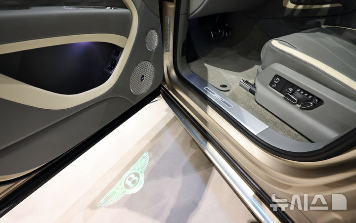 [성남=뉴시스] 최진석 기자 = 17일 경기 성남 현대백화점 판교점 벤틀리서울 팝업 부스에서 열린 벤틀리 더 뉴 벤테이가 스피드 미디어 행사에서 벤틀리 더 뉴 벤테이가 스피드가 공개되고 있다. 더 뉴 벤테이가 스피드는 벤테이가 라인업의 최상위 고성능 모델로 4.0리터(L) V8 트윈 터보 엔진을 답재, 최고 출력은 650마력(PS)에 달한다. 2026.03.17. myjs@newsis.com