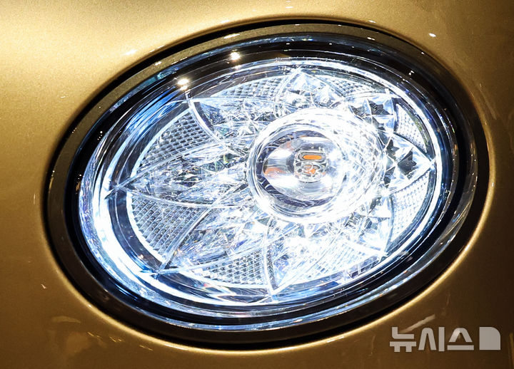 [성남=뉴시스] 최진석 기자 = 17일 경기 성남 현대백화점 판교점 벤틀리서울 팝업 부스에서 열린 벤틀리 더 뉴 벤테이가 스피드 미디어 행사에서 벤틀리 더 뉴 벤테이가 스피드가 공개되고 있다. 더 뉴 벤테이가 스피드는 벤테이가 라인업의 최상위 고성능 모델로 4.0리터(L) V8 트윈 터보 엔진을 답재, 최고 출력은 650마력(PS)에 달한다. 2026.03.17. myjs@newsis.com