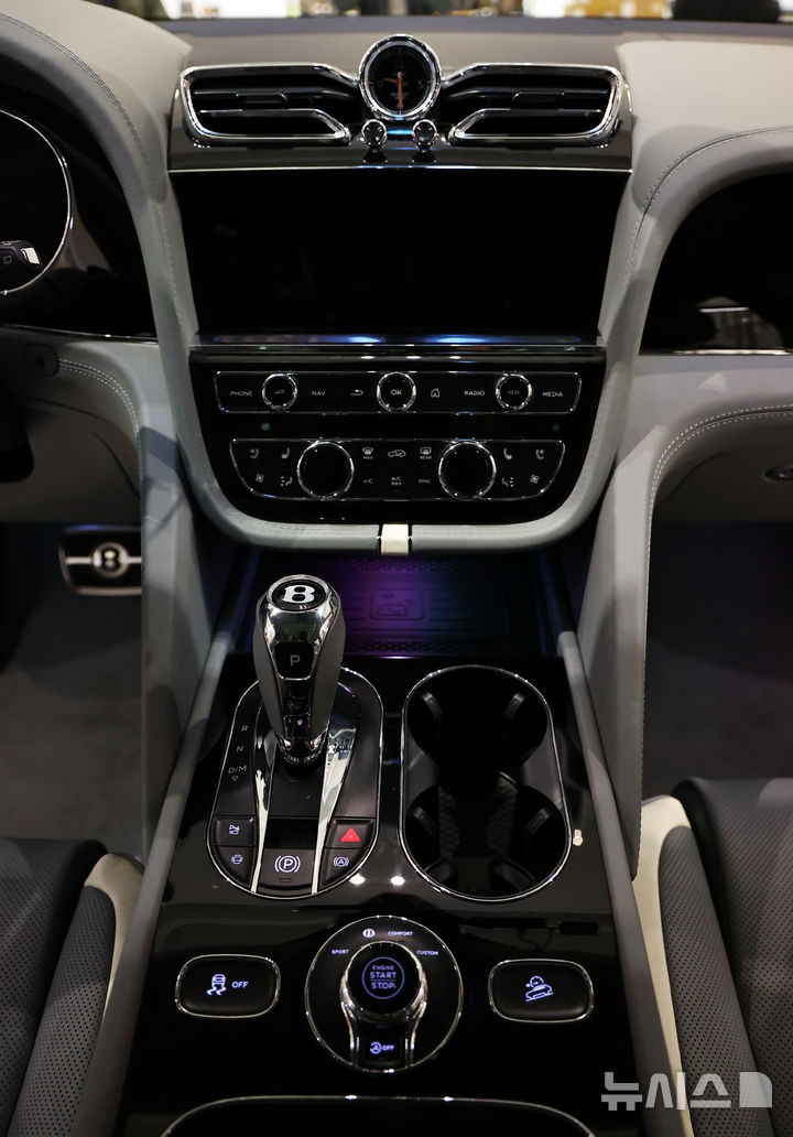 [성남=뉴시스] 최진석 기자 = 17일 경기 성남 현대백화점 판교점 벤틀리서울 팝업 부스에서 열린 벤틀리 더 뉴 벤테이가 스피드 미디어 행사에서 벤틀리 더 뉴 벤테이가 스피드가 공개되고 있다. 더 뉴 벤테이가 스피드는 벤테이가 라인업의 최상위 고성능 모델로 4.0리터(L) V8 트윈 터보 엔진을 답재, 최고 출력은 650마력(PS)에 달한다. 2026.03.17. myjs@newsis.com
