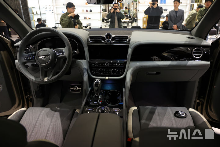 [성남=뉴시스] 최진석 기자 = 17일 경기 성남 현대백화점 판교점 벤틀리서울 팝업 부스에서 열린 벤틀리 더 뉴 벤테이가 스피드 미디어 행사에서 벤틀리 더 뉴 벤테이가 스피드가 공개되고 있다. 더 뉴 벤테이가 스피드는 벤테이가 라인업의 최상위 고성능 모델로 4.0리터(L) V8 트윈 터보 엔진을 답재, 최고 출력은 650마력(PS)에 달한다. 2026.03.17. myjs@newsis.com