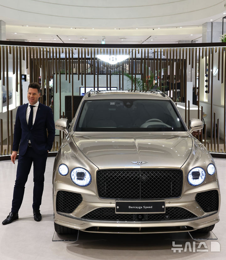 [성남=뉴시스] 최진석 기자 = 크리스티안 슐릭 벤틀리모터스코리아 총괄상무가 17일 경기 성남 현대백화점 판교점 벤틀리서울 팝업 부스에서 열린 벤틀리 더 뉴 벤테이가 스피드 미디어 행사에서 더 뉴 벤테이가 스피드와 함께 포즈를 취하고 있다. 더 뉴 벤테이가 스피드는 벤테이가 라인업의 최상위 고성능 모델로 4.0리터(L) V8 트윈 터보 엔진을 답재, 최고 출력은 650마력(PS)에 달한다. 2026.03.17. myjs@newsis.com