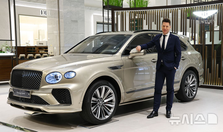 [성남=뉴시스] 최진석 기자 = 크리스티안 슐릭 벤틀리모터스코리아 총괄상무가 17일 경기 성남 현대백화점 판교점 벤틀리서울 팝업 부스에서 열린 벤틀리 더 뉴 벤테이가 스피드 미디어 행사에서 더 뉴 벤테이가 스피드와 함께 포즈를 취하고 있다. 더 뉴 벤테이가 스피드는 벤테이가 라인업의 최상위 고성능 모델로 4.0리터(L) V8 트윈 터보 엔진을 답재, 최고 출력은 650마력(PS)에 달한다. 2026.03.17. myjs@newsis.com