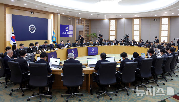 [세종=뉴시스] 고범준 기자 = 이재명 대통령이 17일 세종시 정부세종청사에서 열린 국무회의에서 발언하고 있다. 2026.03.17. bjko@newsis.com