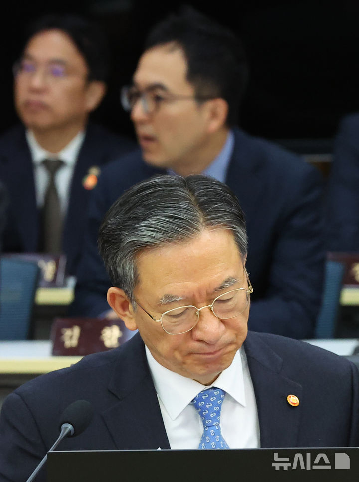 [세종=뉴시스] 고범준 기자 = 정성호 법무부 장관이 3월 17일 세종시 정부세종청사에서 열린 국무회의에 참석해 있다. 정 장관 뒤로 구자현 검찰총장 직무대행. (사진=뉴시스DB). 2026.07.02. photo@newsis.com