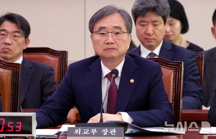 [서울=뉴시스] 조성봉 기자 = 조현 외교부 장관이 17일 오전 서울 여의도 국회에서 열린 외교통일위원회 전체회의에서 의원 질의에 답변하고 있다. 2026.03.17. suncho21@newsis.com