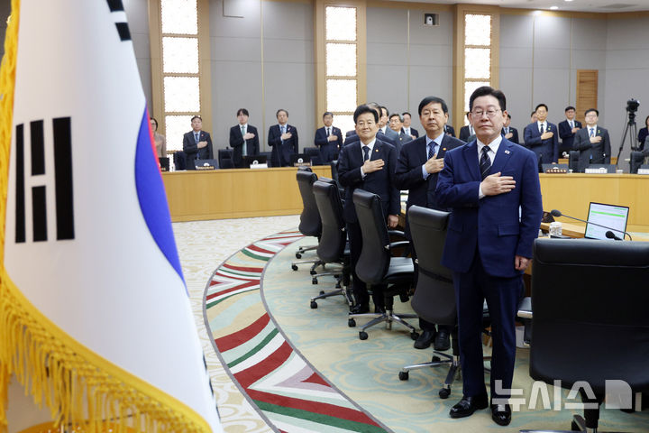 [세종=뉴시스] 고범준 기자 = 이재명 대통령이 17일 세종시 정부세종청사에서 열린 국무회의에서 국민의례를 하고 있다. 2026.03.17. bjko@newsis.com
