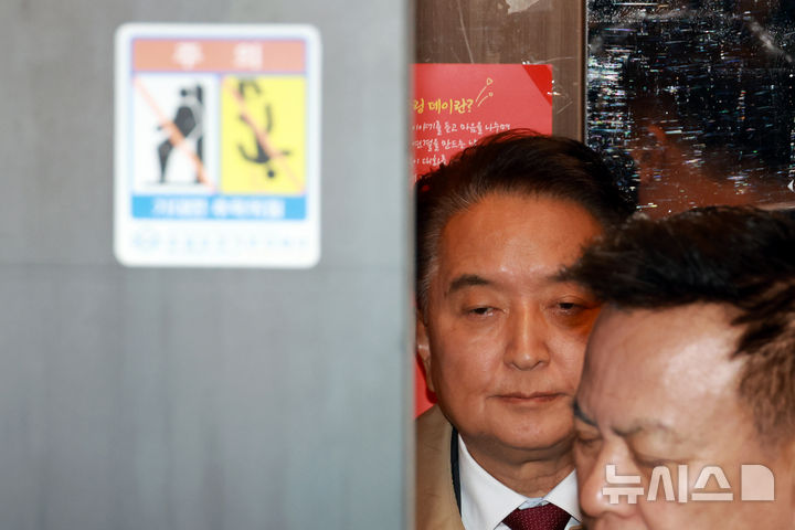 [서울=뉴시스] 고승민 기자 = 김영환 충북도지사가 17일 서울 여의도 국민의힘 당사에서 엘리베이터에 탑승하고 있다. 2026.03.17. kkssmm99@newsis.com