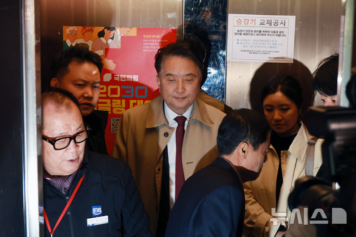 [서울=뉴시스] 고승민 기자 = 김영환 충북도지사가 17일 서울 여의도 국민의힘 당사에서 엘리베이터에 탑승하고 있다. 2026.03.17. kkssmm99@newsis.com