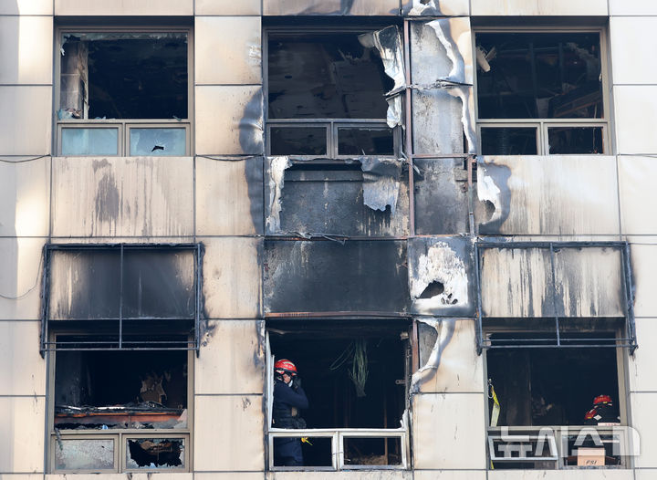 [서울=뉴시스] 이영환 기자 = 경찰과 소방, 한국전기안전공사 관계자 등이 17일 오전 서울 중구 소공동 캡슐호텔 화재 현장에서 2차 합동감식을 진행하고 있다.지난 14일 오후 6시10분께 소공동 복합건물 3층 숙박시설에서 화재가 발생해 소방 당국이 인력 110명과 장비 31대를 투입해 약 3시간25분 만에 화재를 완전히 진압했다. 2026.03.17. 20hwan@newsis.com