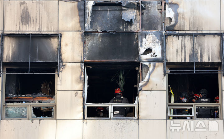 [서울=뉴시스] 이영환 기자 = 경찰과 소방, 한국전기안전공사 관계자 등이 지난 17일 오전 서울 중구 소공동 캡슐호텔 화재 현장에서 2차 합동감식을 진행하고 있다. 2026.03.17. 20hwan@newsis.com
