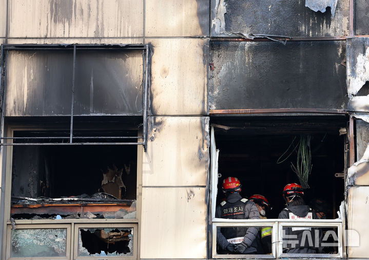 [서울=뉴시스] 이영환 기자 = 경찰과 소방, 한국전기안전공사 관계자 등이 17일 오전 서울 중구 소공동 캡슐호텔 화재 현장에서 2차 합동감식을 진행하고 있다. 지난 14일 오후 6시10분께 소공동 복합건물 3층 숙박시설에서 화재가 발생해 소방 당국이 인력 110명과 장비 31대를 투입해 약 3시간25분 만에 화재를 완전히 진압했다. 2026.03.17. 20hwan@newsis.com