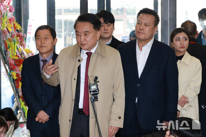 [서울=뉴시스] 고승민 기자 = 김영환 충북도지사가 17일 서울 여의도 국민의힘 당사에서 공천 컷오프 관련 입장을 밝히고 있다. 2026.03.17. kkssmm99@newsis.com