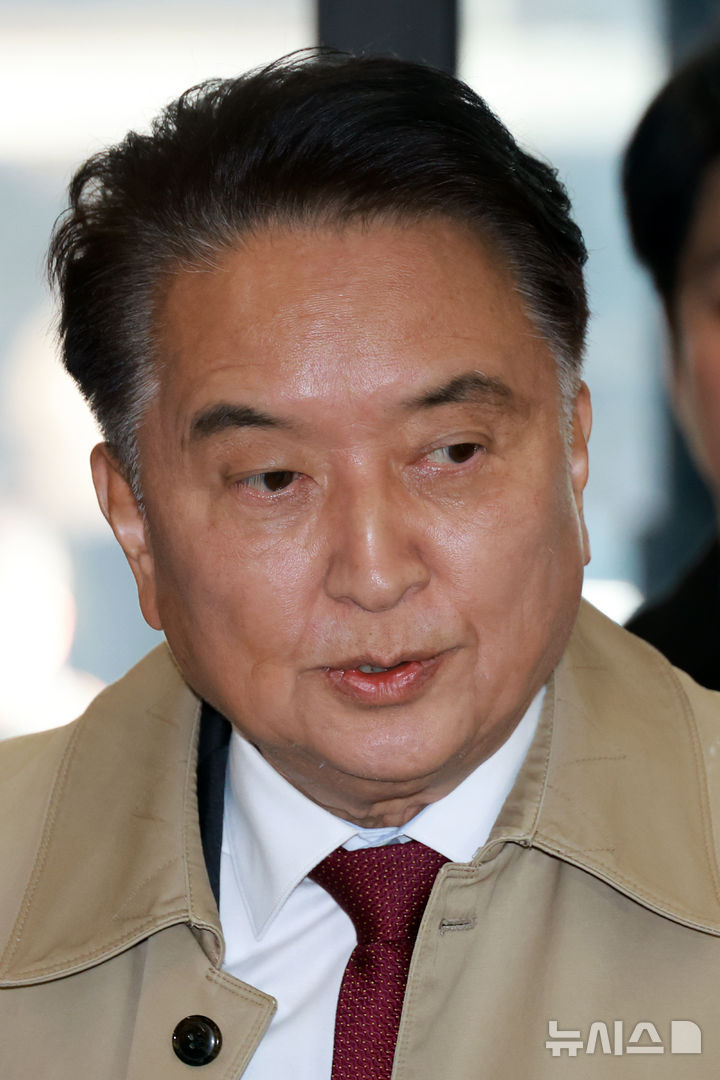 [서울=뉴시스] 고승민 기자 = 김영환 충북도지사가 17일 서울 여의도 국민의힘 당사에서 공천 컷오프 관련 입장을 밝히고 있다. 2026.03.17. kkssmm99@newsis.com