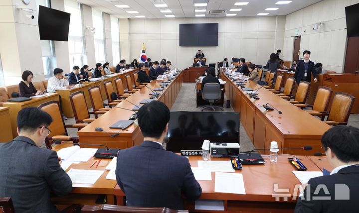 [서울=뉴시스] 조성봉 기자 = 윤건영 국회 행정안전위원회 법안심사제1소위원회 위원장이 17일 오전 서울 여의도 국회에서 열린 행정안전위원회 법안심사제1소위원회에서 회의를 주재하고 있다. 2026.03.17. suncho21@newsis.com