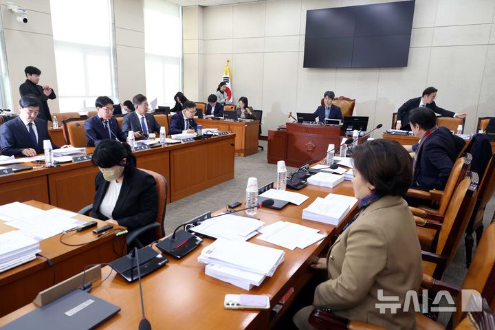 [서울=뉴시스] 조성봉 기자 = 윤건영 국회 행정안전위원회 법안심사제1소위원회 위원장이 17일 오전 서울 여의도 국회에서 열린 행정안전위원회 법안심사제1소위원회에서 의사봉을 두드리고 있다. 2026.03.17. suncho21@newsis.com