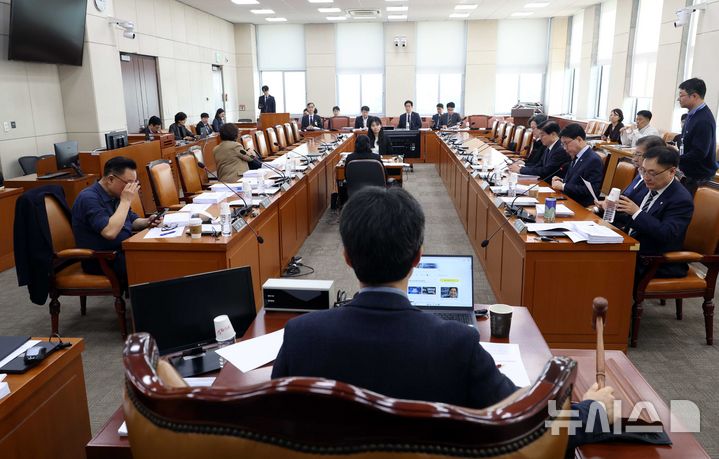 [서울=뉴시스] 조성봉 기자 = 윤건영 국회 행정안전위원회 법안심사제1소위원회 위원장이 17일 오전 서울 여의도 국회에서 열린 행정안전위원회 법안심사제1소위원회에서 의사봉을 두드리고 있다. 2026.03.17. suncho21@newsis.com