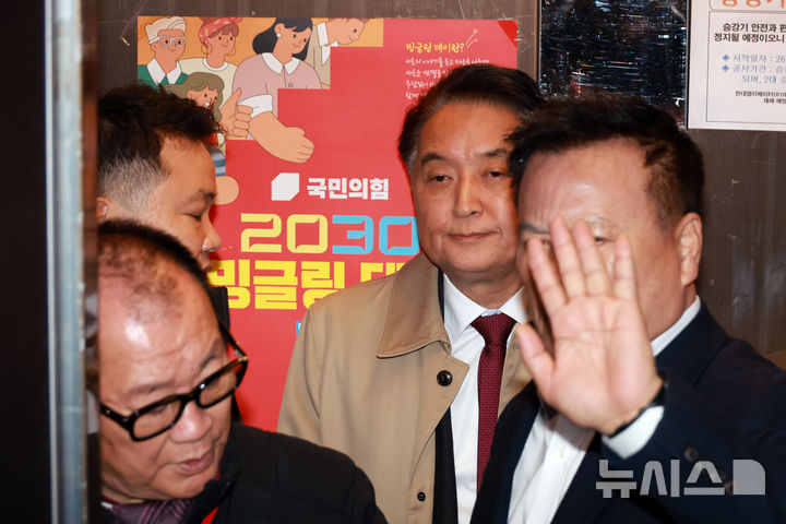 [서울=뉴시스] 고승민 기자 = 김영환 충북도지사가 17일 서울 여의도 국민의힘 당사에서 엘리베이터에 탑승하고 있다. 2026.03.17. kkssmm99@newsis.com