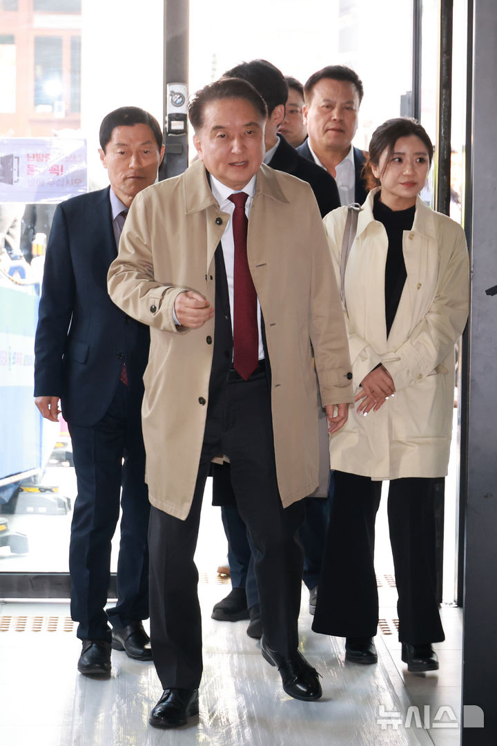 [서울=뉴시스] 고승민 기자 = 김영환 충북도지사가 17일 서울 여의도 국민의힘 당사에서 공천 컷오프 관련 입장을 밝히기 위해 기자들 앞으로 향하고 있다. 2026.03.17. kkssmm99@newsis.com