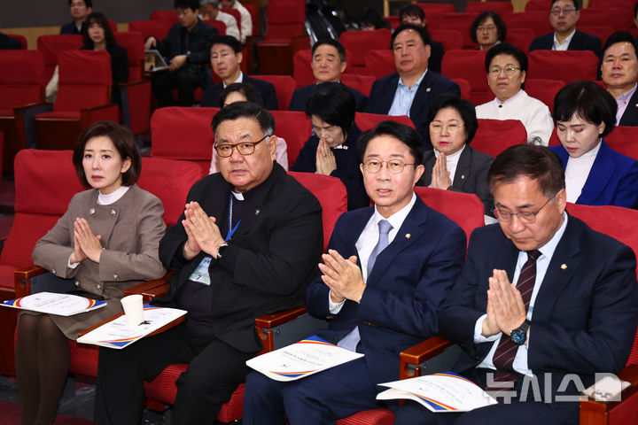 [서울=뉴시스] 김명년 기자 = 2027 서울 세계청년대회 조직위원회 총괄코디네이터인 이경상 바오로 주교가 17일 오전 서울 여의도 국회 의원회관에서 열린 세계청년대회 국회 추진단 발족식에서 기도하고 있다. 2026.03.17. kmn@newsis.com