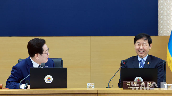 [세종=뉴시스] 고범준 기자 = 이재명 대통령과 구윤철 부총리 겸 재정경제부 장관이 17일 세종시 정부세종청사에서 열린 국무회의에서 대화하고 있다. 2026.03.17. bjko@newsis.com
