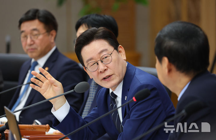 [세종=뉴시스] 고범준 기자 = 이재명 대통령과 구윤철 부총리 겸 재정경제부 장관이 17일 세종시 정부세종청사에서 열린 국무회의에서 대화하고 있다. 2026.03.17. bjko@newsis.com