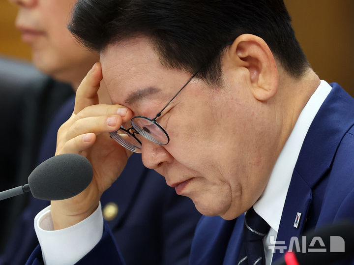 [세종=뉴시스] 고범준 기자 = 이재명 대통령이 17일 세종시 정부세종청사에서 열린 국무회의에서 자료를 살펴보고 있다. 2026.03.17. bjko@newsis.com