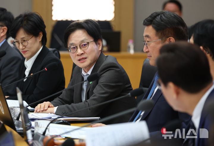 [세종=뉴시스] 고범준 기자 = 김정관 산업통상부 장관이 17일 세종시 정부세종청사에서 열린 국무회의에서 발언하고 있다. 2026.03.17. bjko@newsis.com