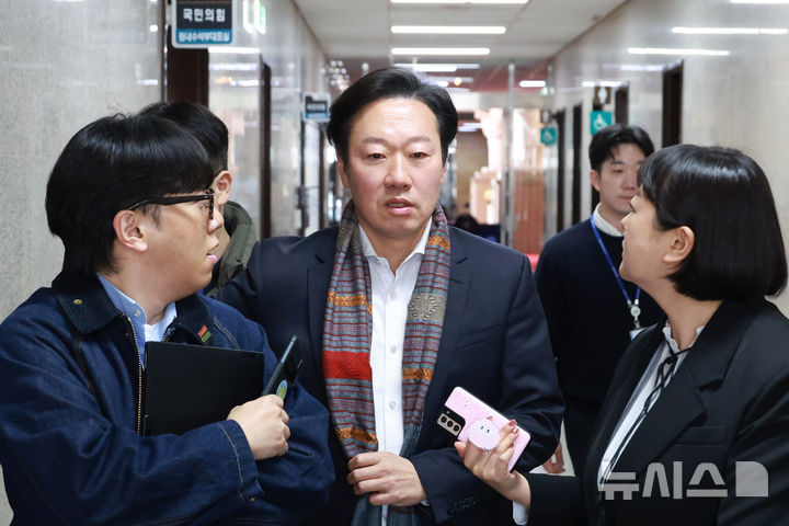 [서울=뉴시스] 고승민 기자 = 박수민 국민의힘 의원(원내대표 비서실장)이 17일 서울 여의도 국회에서 서울시장 후보 출마 관련 취재진 질문에 답하고 있다. 2026.03.17. kkssmm99@newsis.com