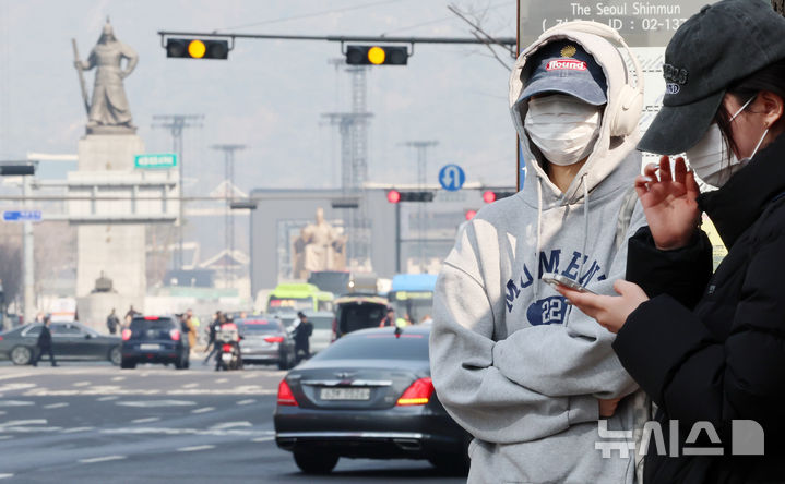 [서울=뉴시스] 조성우 기자 = 수도권과 충남 지역에 미세먼지 비상저감조치가 시행된 17일 서울 중구 세종대로 인근 버스정류장에서 마스크를 쓴 시민들이 버스를 기다리고 있다.서울시는 이날 오전 6시부터 오후 9시까지 미세먼지 비상저감조치를 시행한다고 밝혔다. 2026.03.17. xconfind@newsis.com