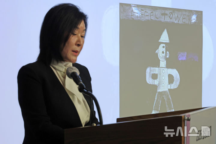 [서울=뉴시스] 박진희 기자 = 김정숙(두루아트스페이스 대표) 한국화랑협회 홍보이사가 17일 서울 중구 프레스센터에서 열린 국내 최초 아트페어 '2026 화랑미술제' 기자간담회에서 가나아트 소속 작가 문형태의 작품을 소개하고 하고 있다. 2026.03.17. pak7130@newsis.com