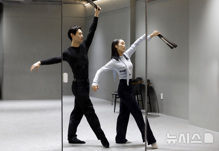 [서울=뉴시스] 김혜진 기자 = 윤별 예술감독(왼쪽), 안무가 박소연이 17일 서울 서초구의 윤별발레컴퍼니 연습실에서 뉴시스와 인터뷰에 앞서 포즈를 취하고 있다. 2026.03.17. jini@newsis.com
