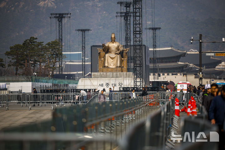 [서울=뉴시스] 정병혁 기자 = 방탄소년단(BTS)의 서울 광화문광장 컴백 공연을 앞둔 17일 서울 종로구 광화문광장에 무대설치가 진행되고 있다. 2026.03.17. jhope@newsis.com
