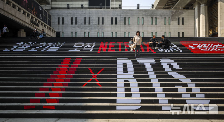 [서울=뉴시스] 정병혁 기자 = 방탄소년단(BTS)의 서울 광화문광장 컴백 공연을 앞둔 17일 서울 종로구 세종문화회관 계단을 찾은 일본인 팬들이 방탄소년단 랩핑 앞에서 사진을 찍고 있다. 2026.03.17. jhope@newsis.com