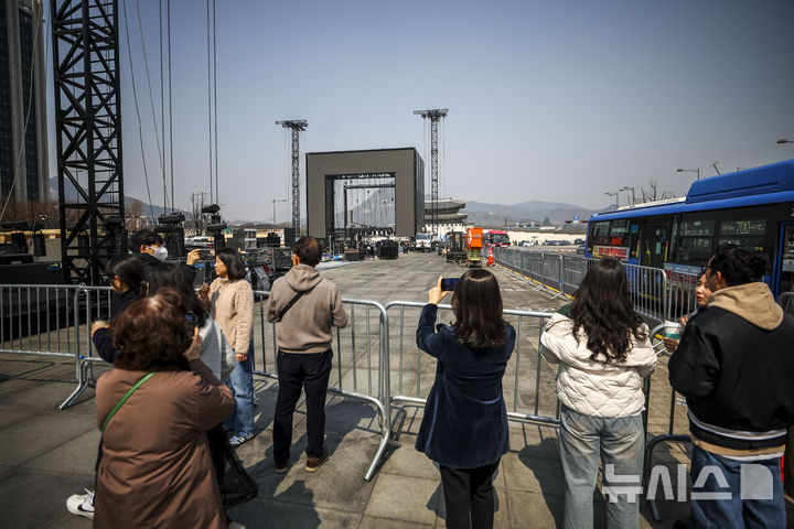 [서울=뉴시스] 정병혁 기자 = 방탄소년단(BTS)의 서울 광화문광장 컴백 공연을 앞둔 17일 서울 종로구 광화문광장에서 시민들이 무대를 바라보고 있다. 2026.03.17. jhope@newsis.com