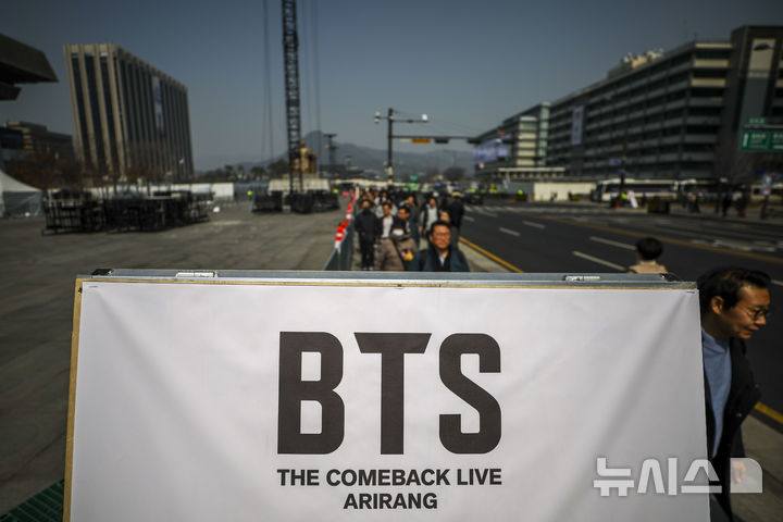 [서울=뉴시스] 정병혁 기자 = 방탄소년단(BTS)의 서울 광화문광장 컴백 공연을 앞둔 17일 서울 종로구 광화문광장에서 도로 통제 안내문이 설치되어 있다. 2026.03.17. jhope@newsis.com