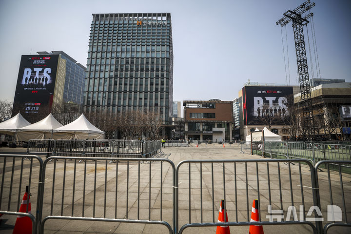 [서울=뉴시스] 정병혁 기자 = 방탄소년단(BTS)의 서울 광화문광장 컴백 공연을 앞둔 17일 서울 종로구 광화문광장 인근 건물 외벽 전광판에 방탄소년단 관련 영상이 나오고 있다. 2026.03.17. jhope@newsis.com