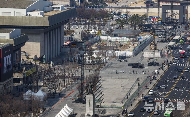 [서울=뉴시스] 정병혁 기자 = 오는 21일 BTS 공연을 앞두고 일부 사업장의 휴업 결정 과정에서 연차 사용 요구가 잇따르며 노동법 위반 논란이 제기되고 있다. 사진은 방탄소년단(BTS)의 서울 광화문광장 컴백 공연을 앞둔 전날(17일) 서울 종로구 광화문광장에 무대 준비가 진행되는 모습. 2026.03.18. jhope@newsis.com