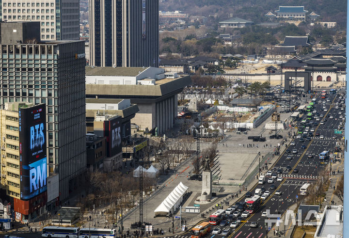 [서울=뉴시스] 정병혁 기자 = 방탄소년단(BTS)의 서울 광화문광장 컴백 공연을 앞둔 17일 서울 종로구 광화문광장에 무대 준비가 진행되고 있다. 2026.03.17. jhope@newsis.com