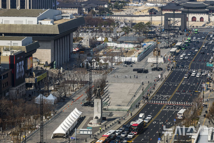 [서울=뉴시스] 정병혁 기자 = 방탄소년단(BTS)의 서울 광화문광장 컴백 공연을 앞둔 17일 서울 종로구 광화문광장에 무대 준비가 진행되고 있다. 2026.03.17. jhope@newsis.com