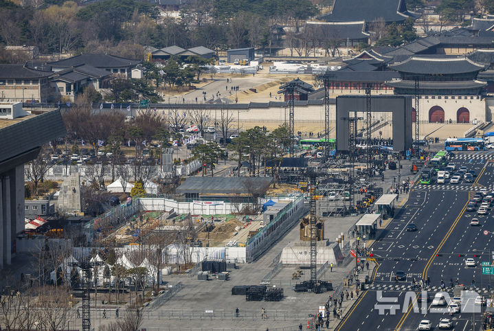 [서울=뉴시스] 정병혁 기자 = 방탄소년단(BTS)의 서울 광화문광장 컴백 공연을 앞둔 지난 17일 서울 종로구 광화문광장에 무대 준비가 진행되고 있다. 2026.03.18. jhope@newsis.com