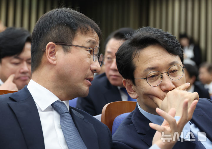 [서울=뉴시스] 김금보 기자 = 더불어민주당 한병도 원내대표와 천준호 원내운영수석부대표가 17일 서울 여의도 국회에서 열린 의원총회에서 대화하고 있다. 2026.03.17. kgb@newsis.com