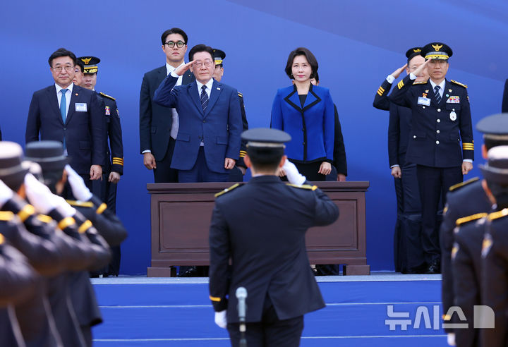 [아산=뉴시스] 고범준 기자 = 이재명 대통령이 17일 충남 아산시 경찰대학에서 열린 2026년 신임 경찰 경위·경감 임용식에서 경례를 하고 있다. 2026.03.17. bjko@newsis.com