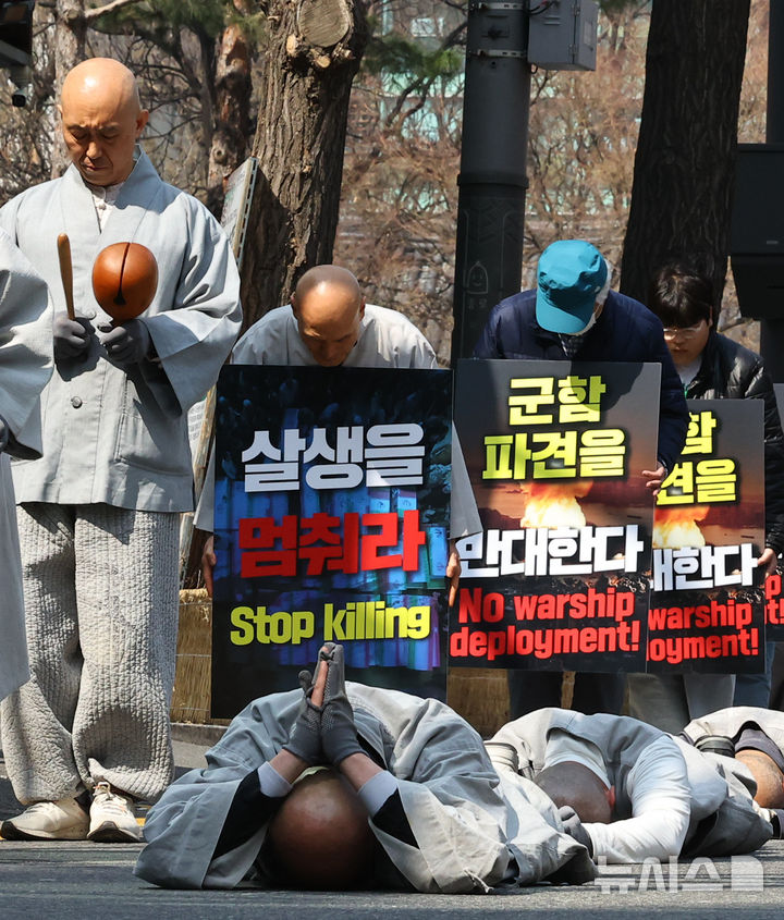 [서울=뉴시스] 최진석 기자 = 대한불교조계종 사회노동위원회가 17일 서울 종로구 조계사에서 중동 전쟁 중단과 평화를 촉구하는 오체투지를 하며 미국대사관 앞으로 향하고 있다. 2026.03.17. myjs@newsis.com